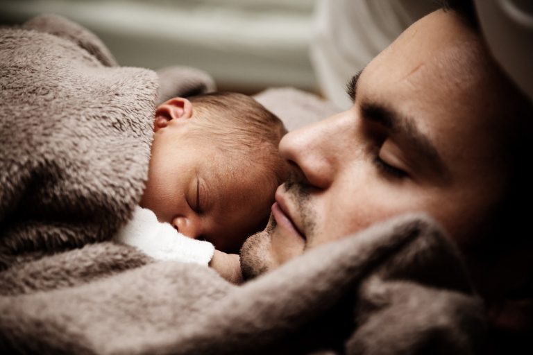 Comment aider un bébé à s’endormir plus facilement le soir ?